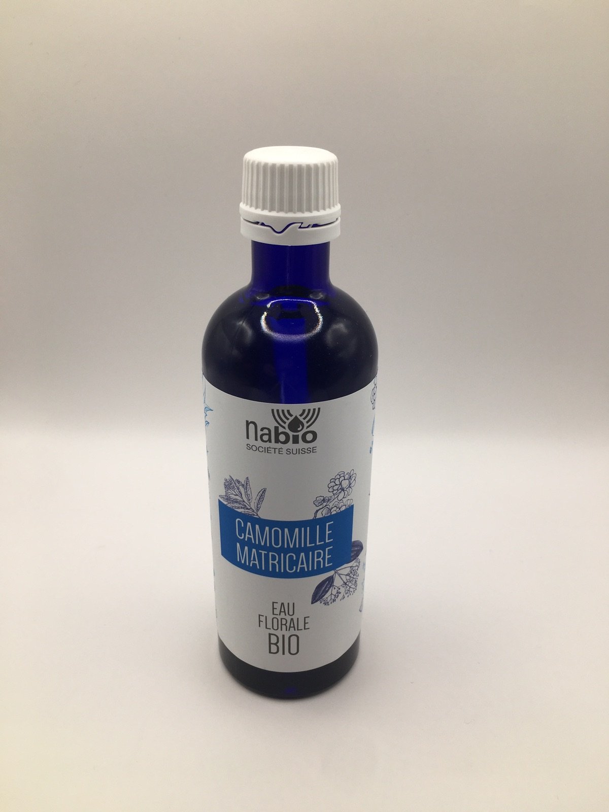 Hydrolat camomille matricaire Psycho-émotionnel Apaisante, irritabilité, fatigue Propriétés thérapeutiques Anti-allergiques, anti-inflammatoire Indications Allergies respiratoires (asthme, rhume des foins), douleurs osthéo-articulaires, irritations oculai