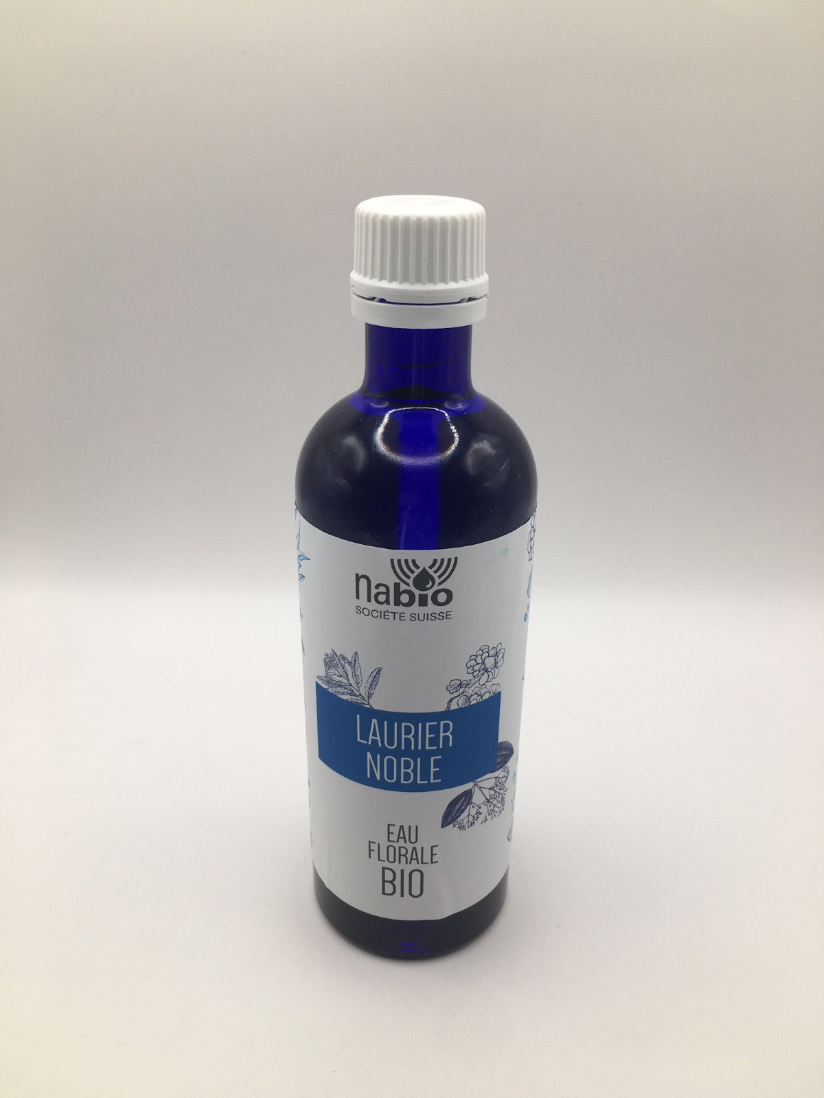 Hydrolat de laurier noble Psycho-émotionnel Manque de confiance et soi, perte de combativité, aide à aller jusqu¿au bout, à ne rien lâcher, donne du courage de s¿exprimer Propriétés thérapeutiques Mucolytique, troubles ORL Indications Angine, rhume, sinus