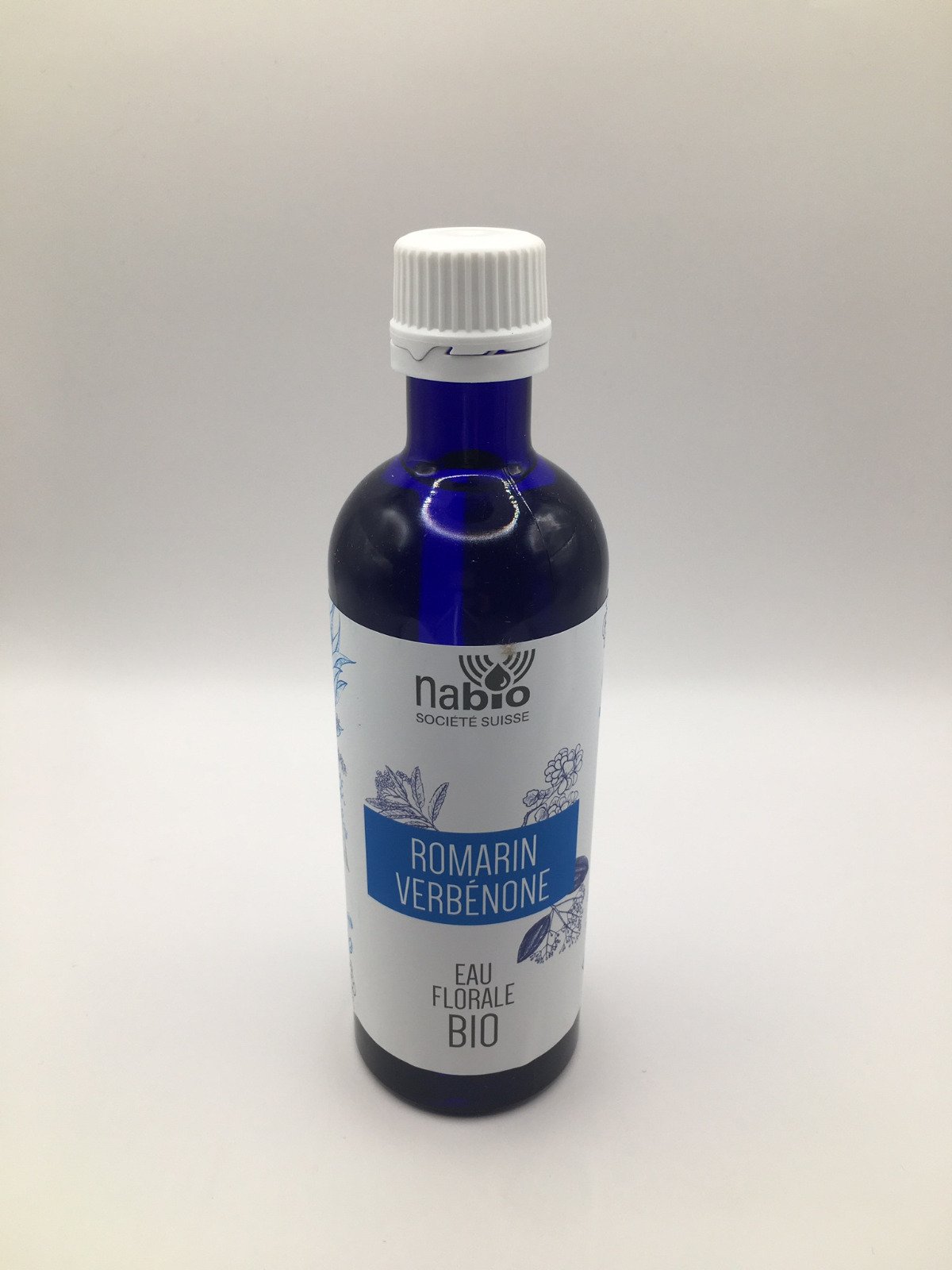 Hydrolat romarin verbénon Psycho-émotionnel Concentration, mémorisation, fatigue émotionnelle, surmenage Propriétés thérapeutiques Tonifiant, régénérant hépatique, drainant mucolytique, expectorant Indications Otites, sinusites, bronchites, Détox de saiso